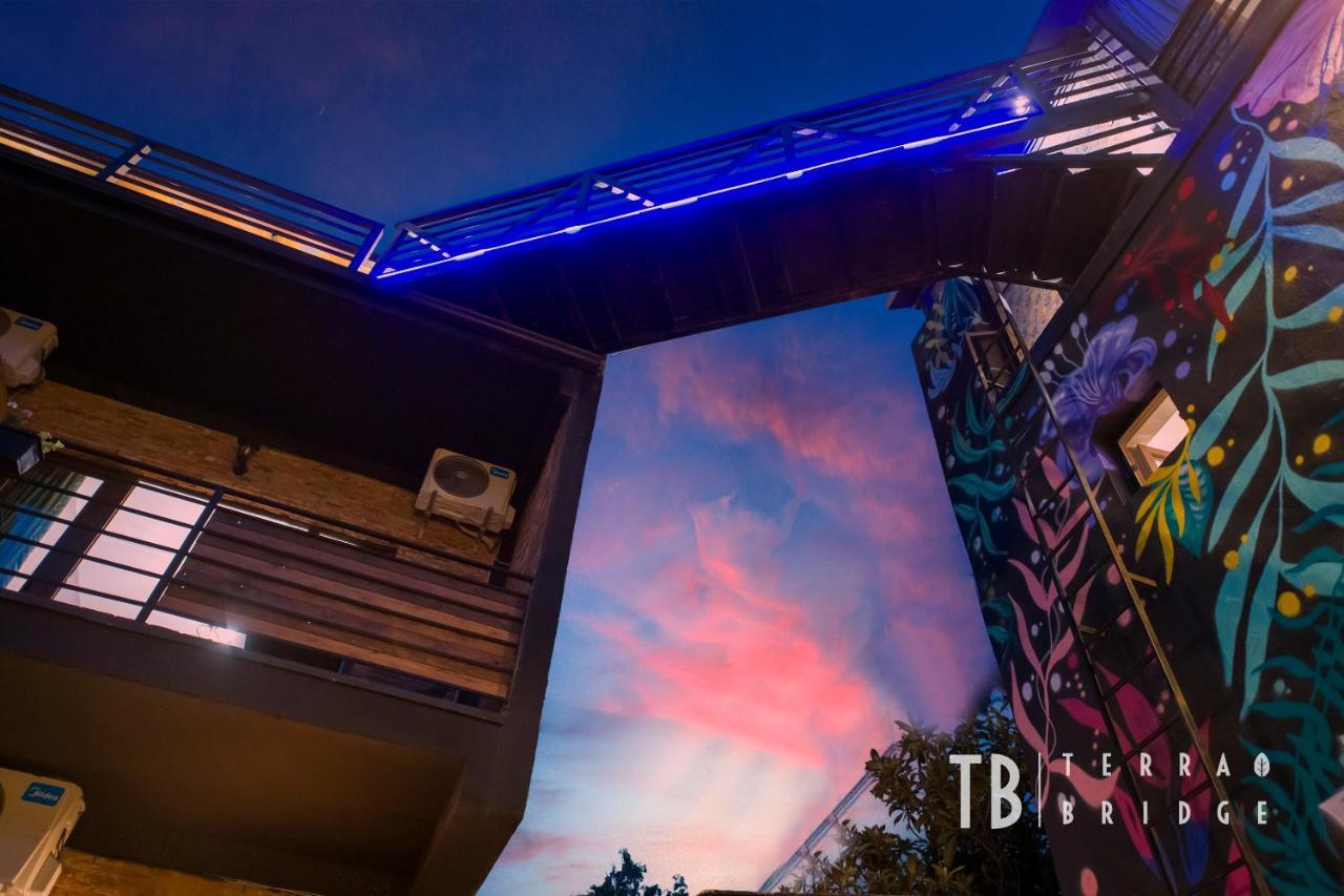 Отель Terra Bridge Тбилиси Экстерьер фото