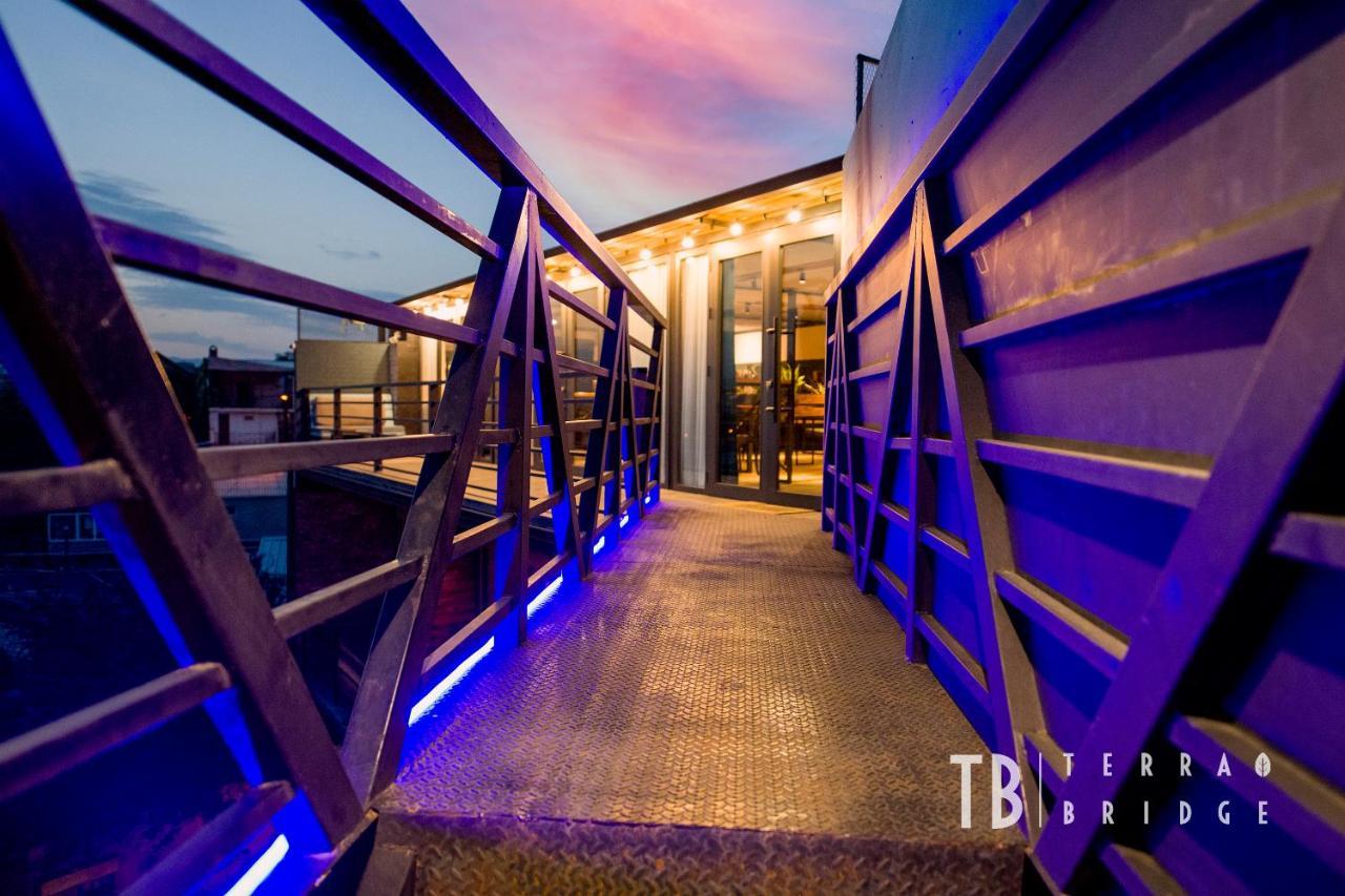 Отель Terra Bridge Тбилиси Экстерьер фото